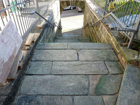 Pflaster- und Treppenarbeiten an St. Crescentius (Foto:Karl-Franz Thiede)
